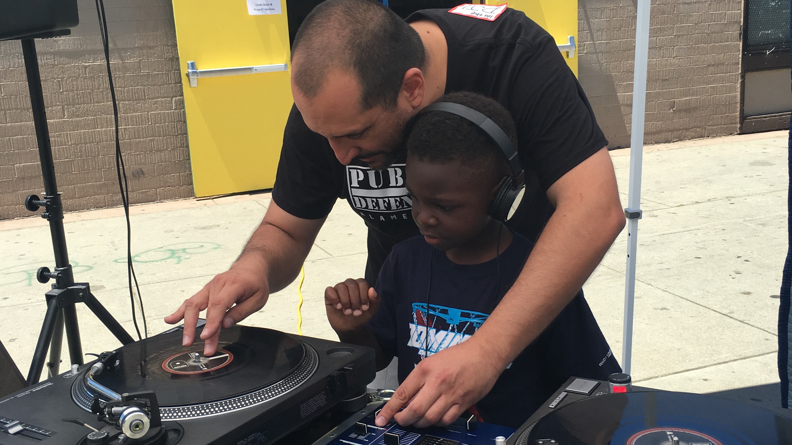 DJ Rack12 teaching little boy to DJ