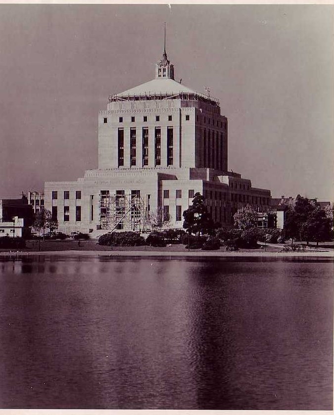 Old black and white photo of Rene C. Davidson Courthouse in Oakland
